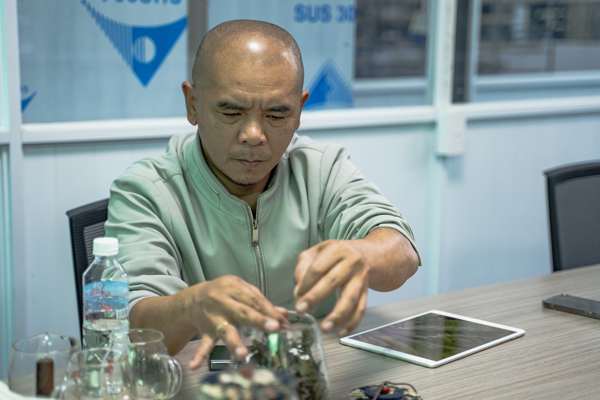 Cam kết (Kim)